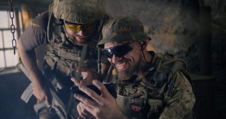 Le personnel militaire doit regarder comment il utilise les médias sociaux