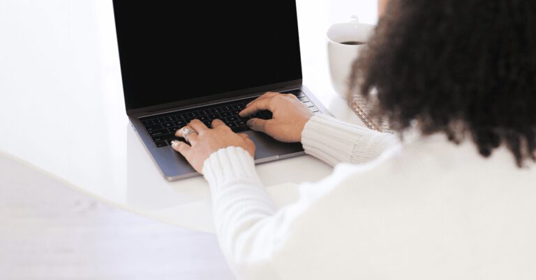 # 714: Le cours minimum viable: comment créer votre cours en ligne maintenant et le construire au fil du temps – Amy Porterfield