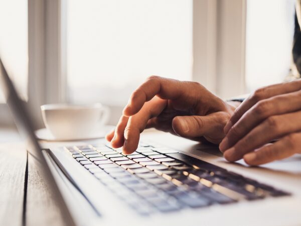Nous avons remplacé l'authentification SMS par des applications par e-mail et authentificatrices – voici pourquoi